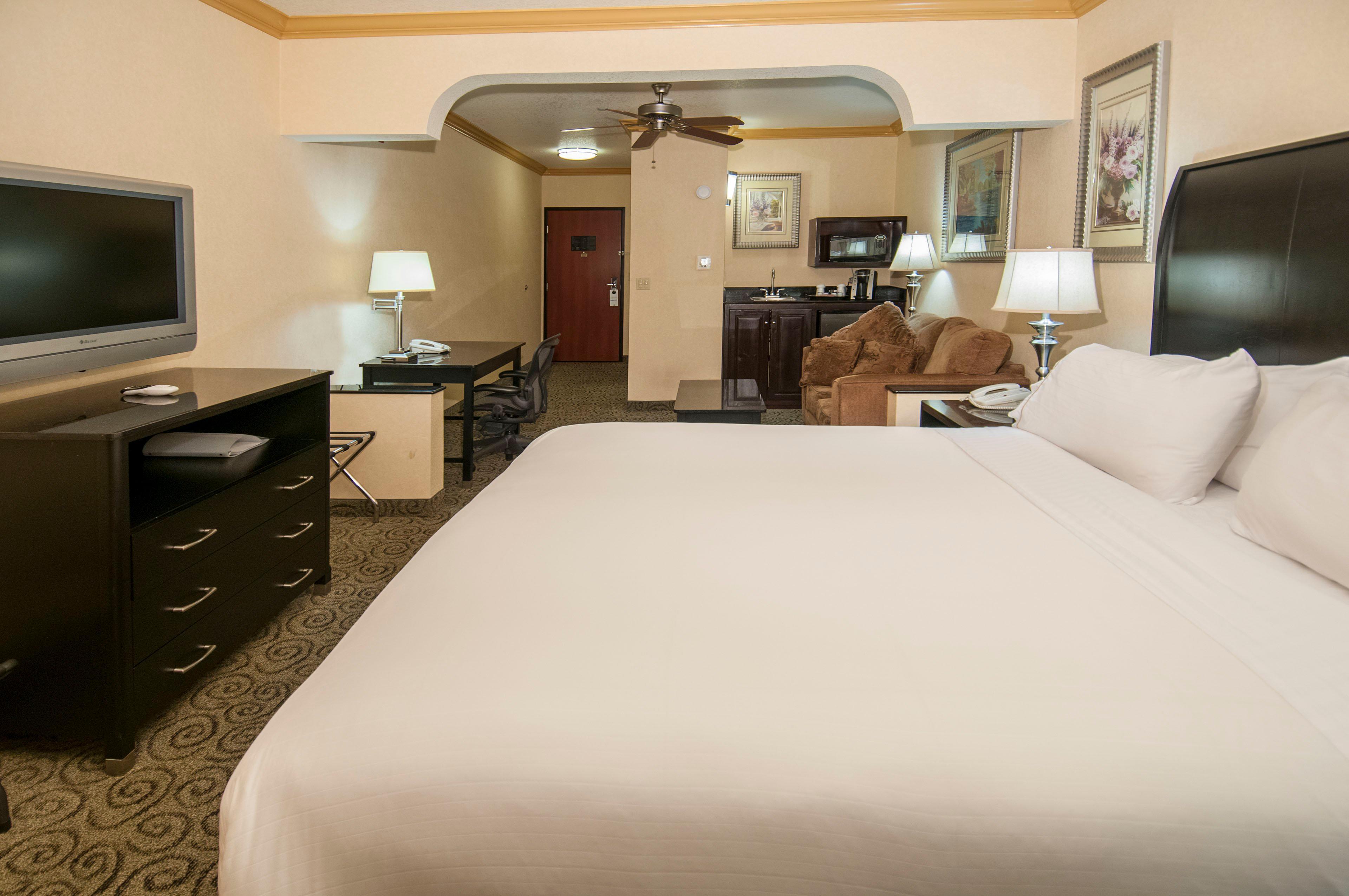 Holiday Inn Express & Suites Bakersfield Central By Ihg Exterior photo