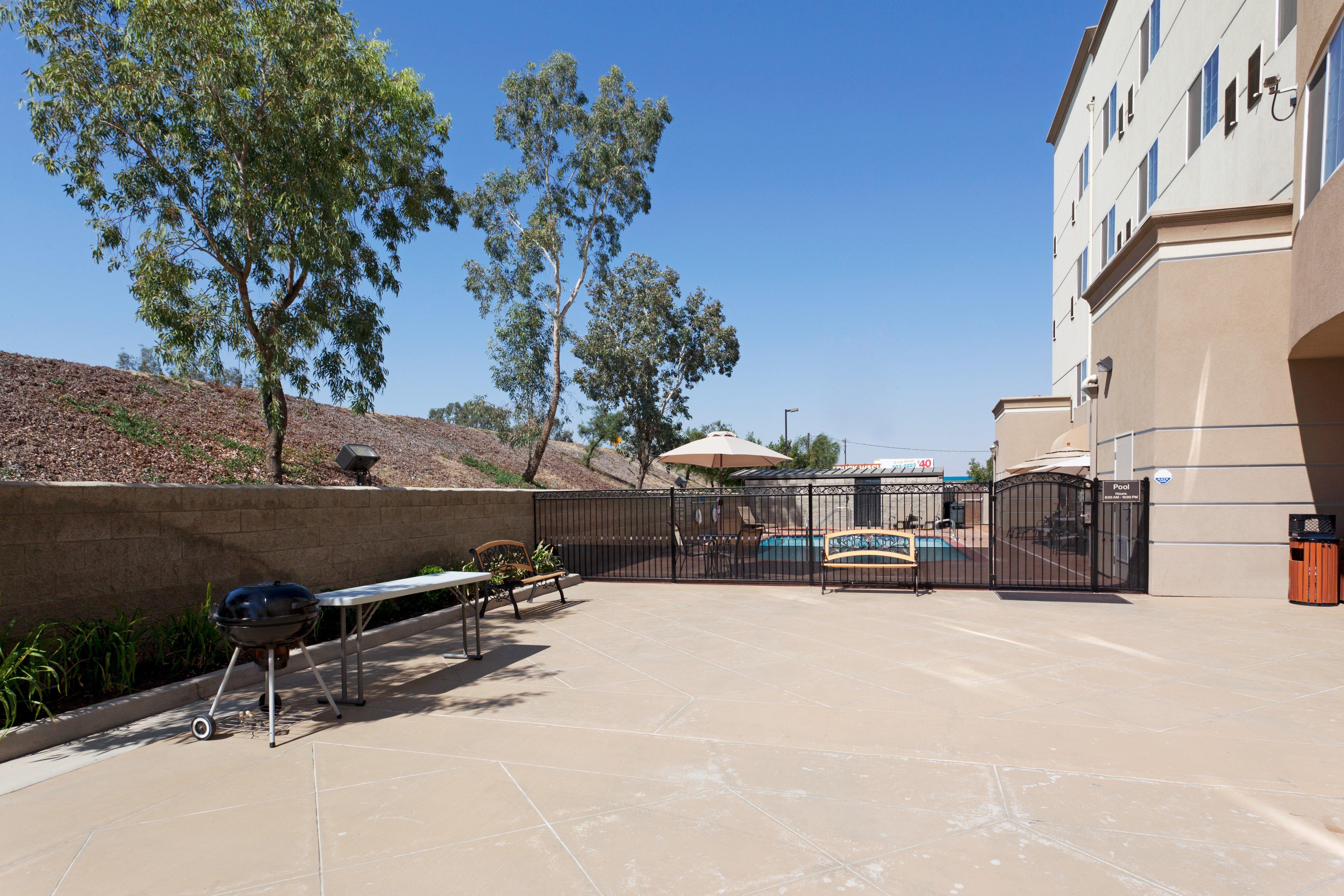 Holiday Inn Express & Suites Bakersfield Central By Ihg Room photo