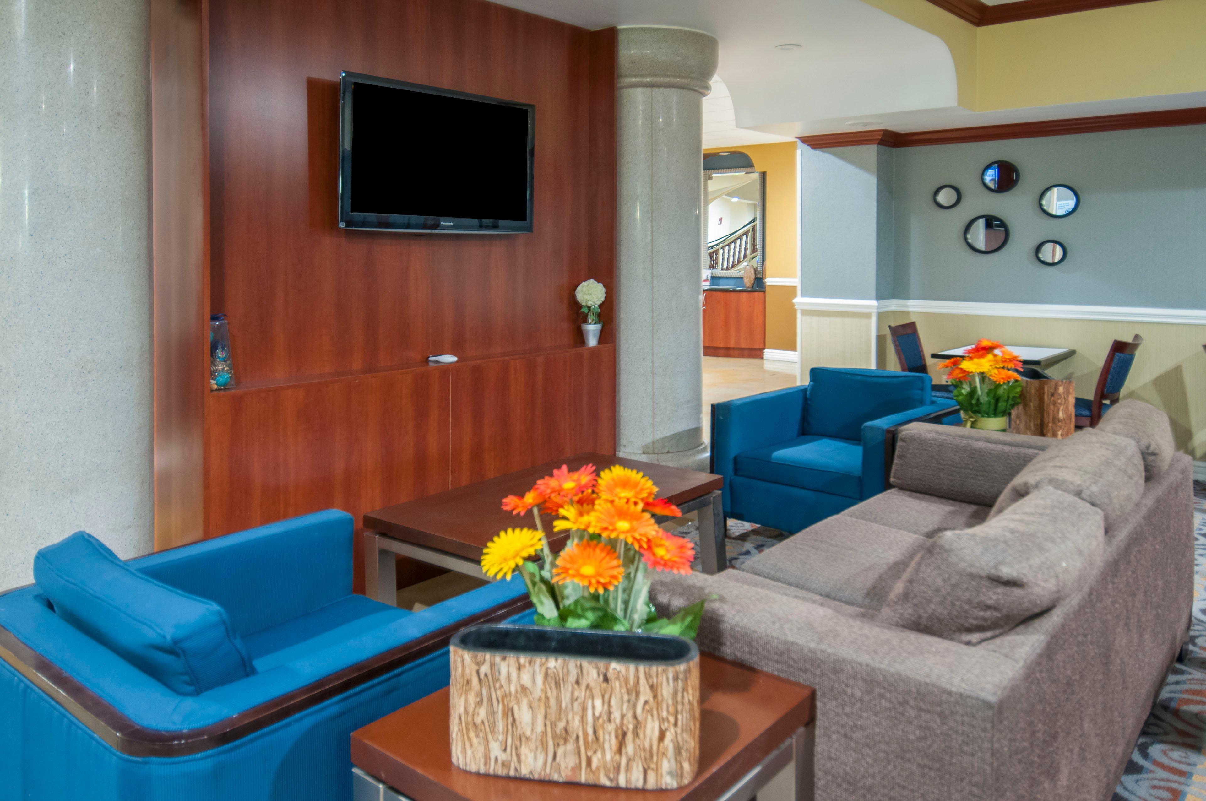 Holiday Inn Express & Suites Bakersfield Central By Ihg Exterior photo