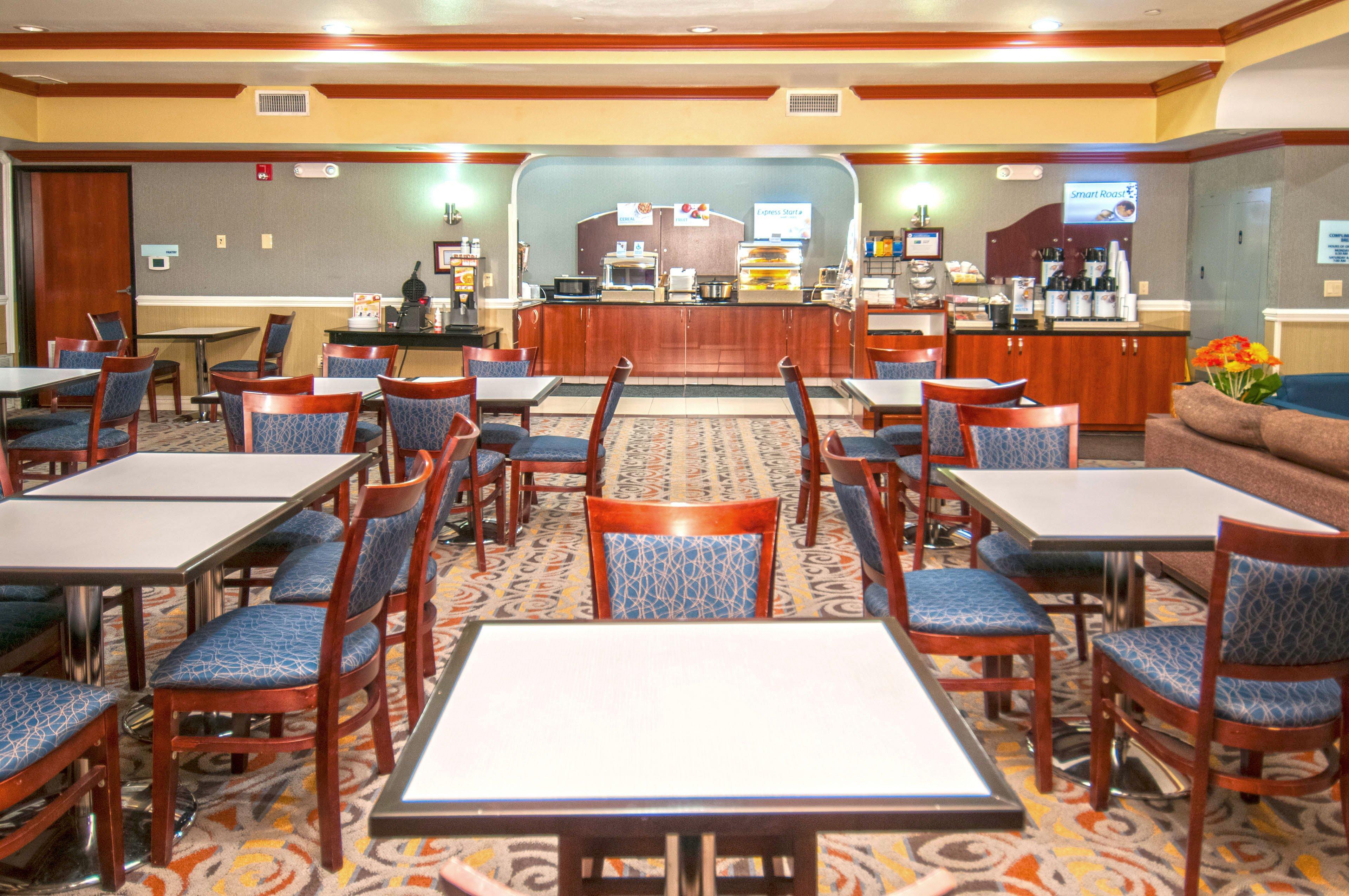 Holiday Inn Express & Suites Bakersfield Central By Ihg Exterior photo