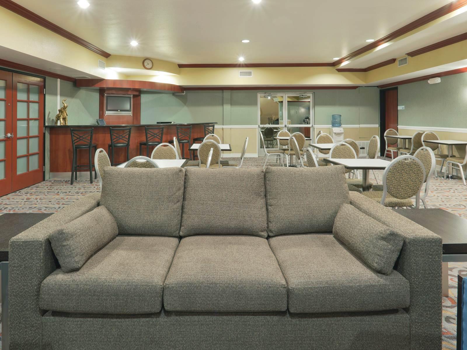 Holiday Inn Express & Suites Bakersfield Central By Ihg Exterior photo