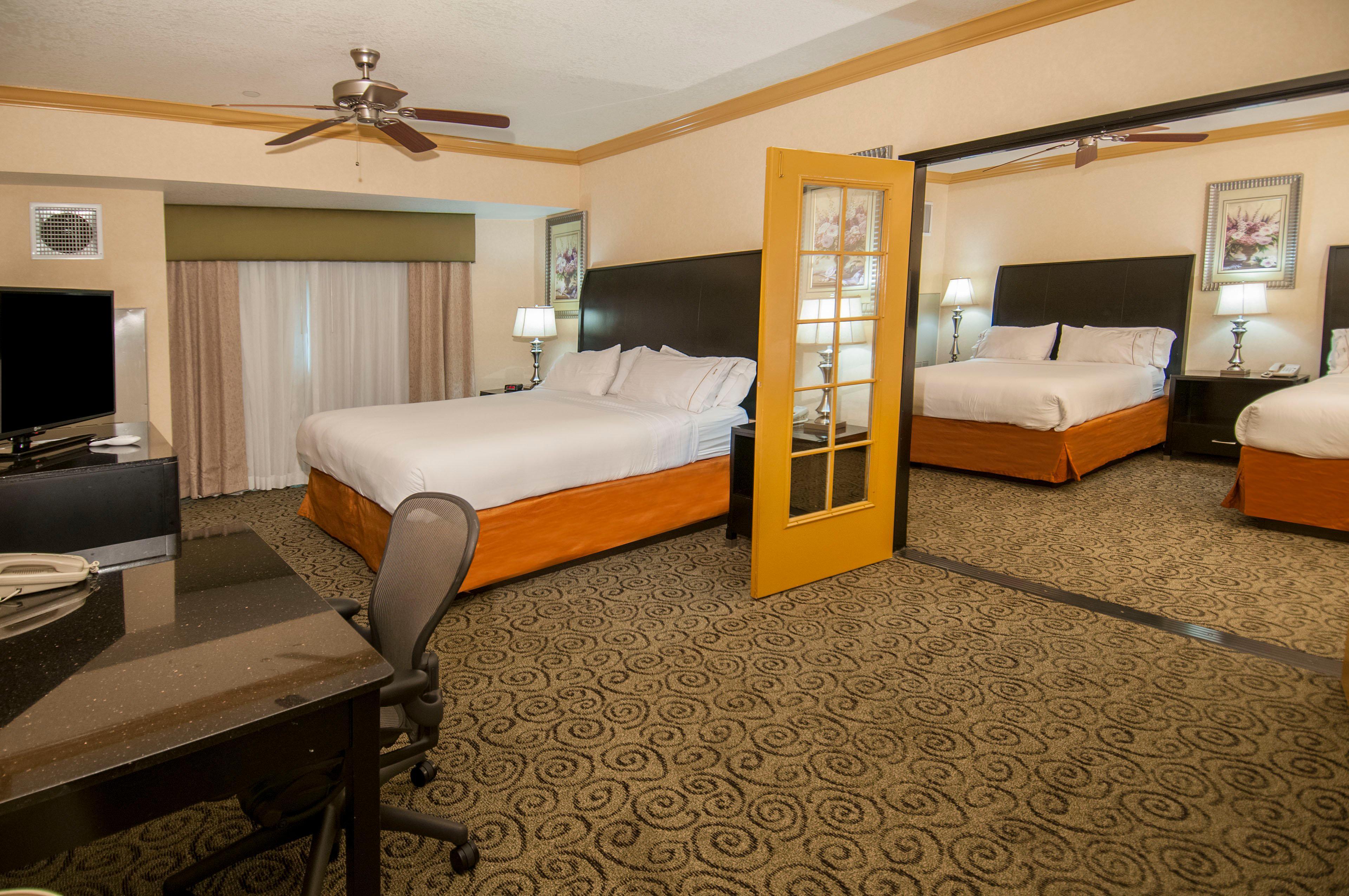 Holiday Inn Express & Suites Bakersfield Central By Ihg Exterior photo
