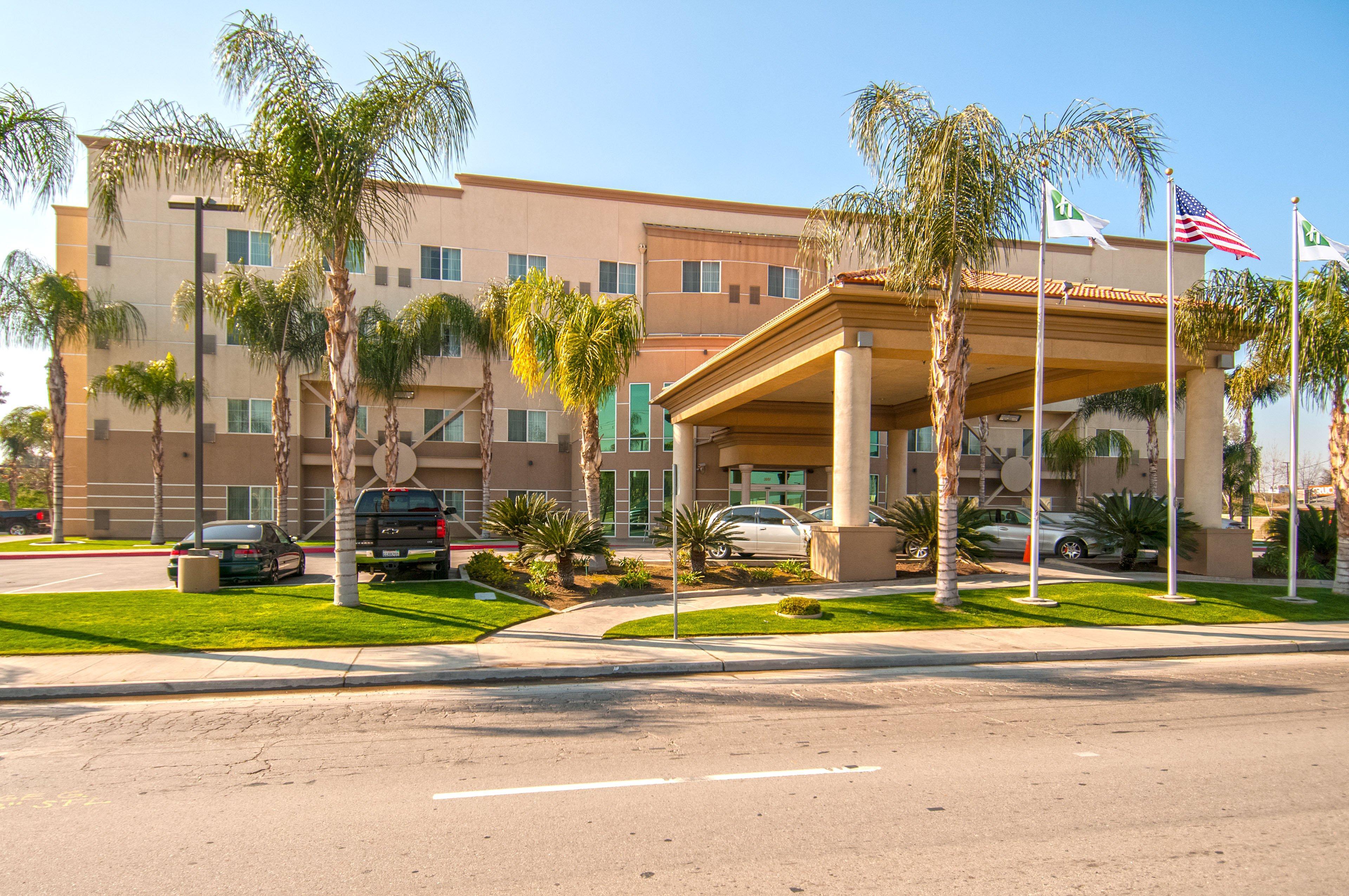 Holiday Inn Express & Suites Bakersfield Central By Ihg Exterior photo