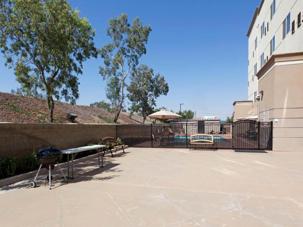 Holiday Inn Express & Suites Bakersfield Central By Ihg Exterior photo