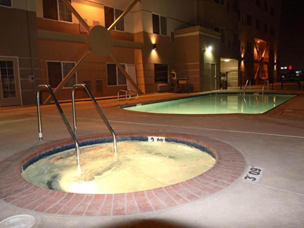 Holiday Inn Express & Suites Bakersfield Central By Ihg Exterior photo