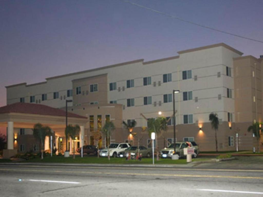 Holiday Inn Express & Suites Bakersfield Central By Ihg Exterior photo