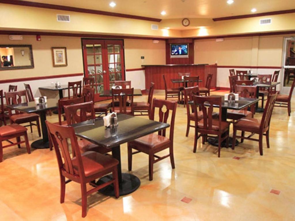 Holiday Inn Express & Suites Bakersfield Central By Ihg Exterior photo