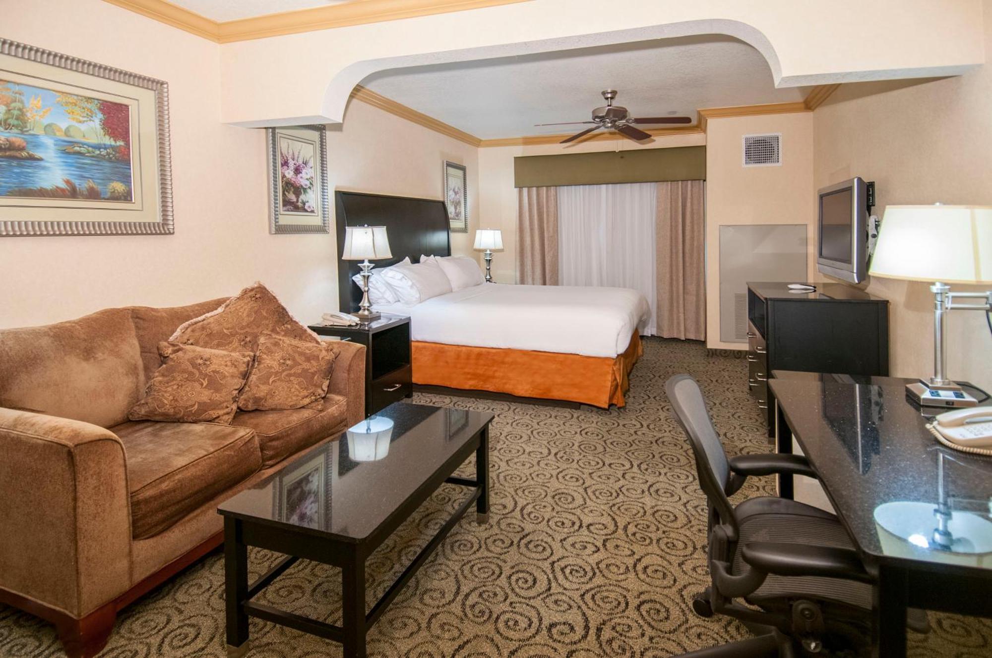 Holiday Inn Express & Suites Bakersfield Central By Ihg Exterior photo