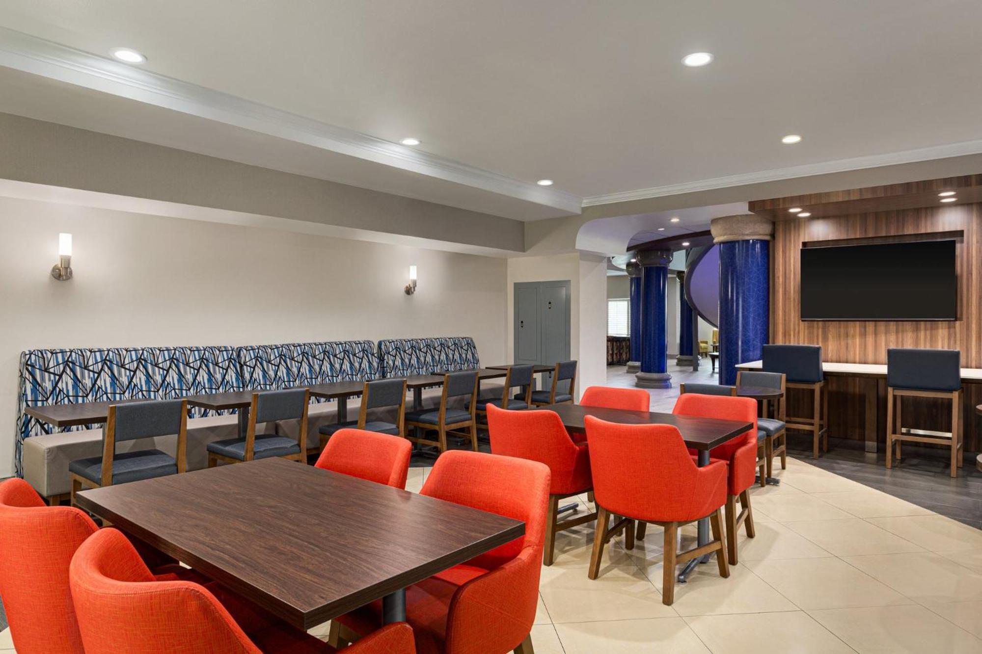 Holiday Inn Express & Suites Bakersfield Central By Ihg Exterior photo