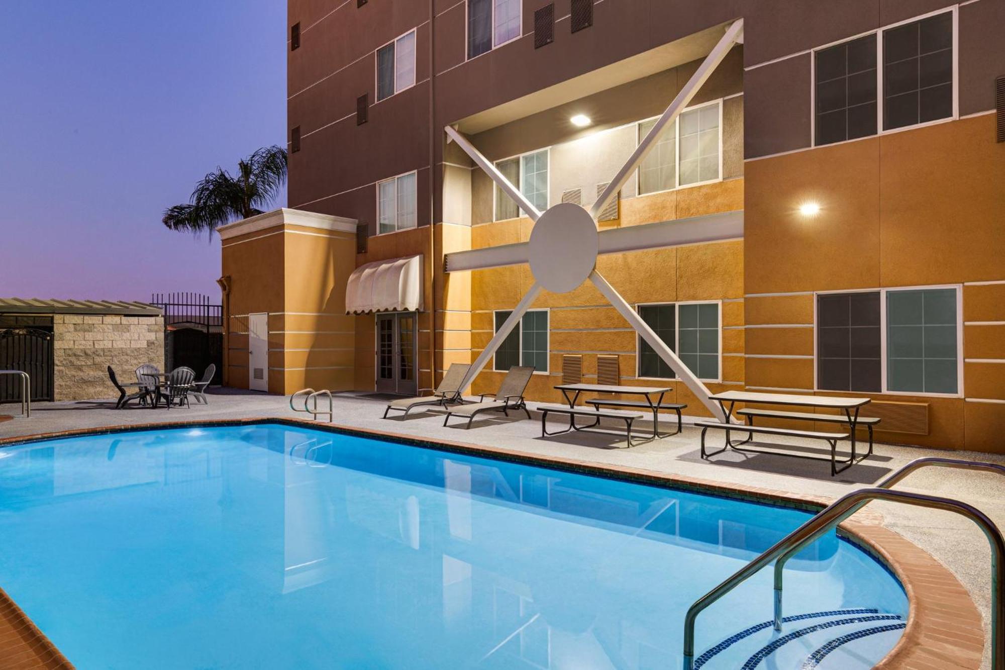 Holiday Inn Express & Suites Bakersfield Central By Ihg Exterior photo