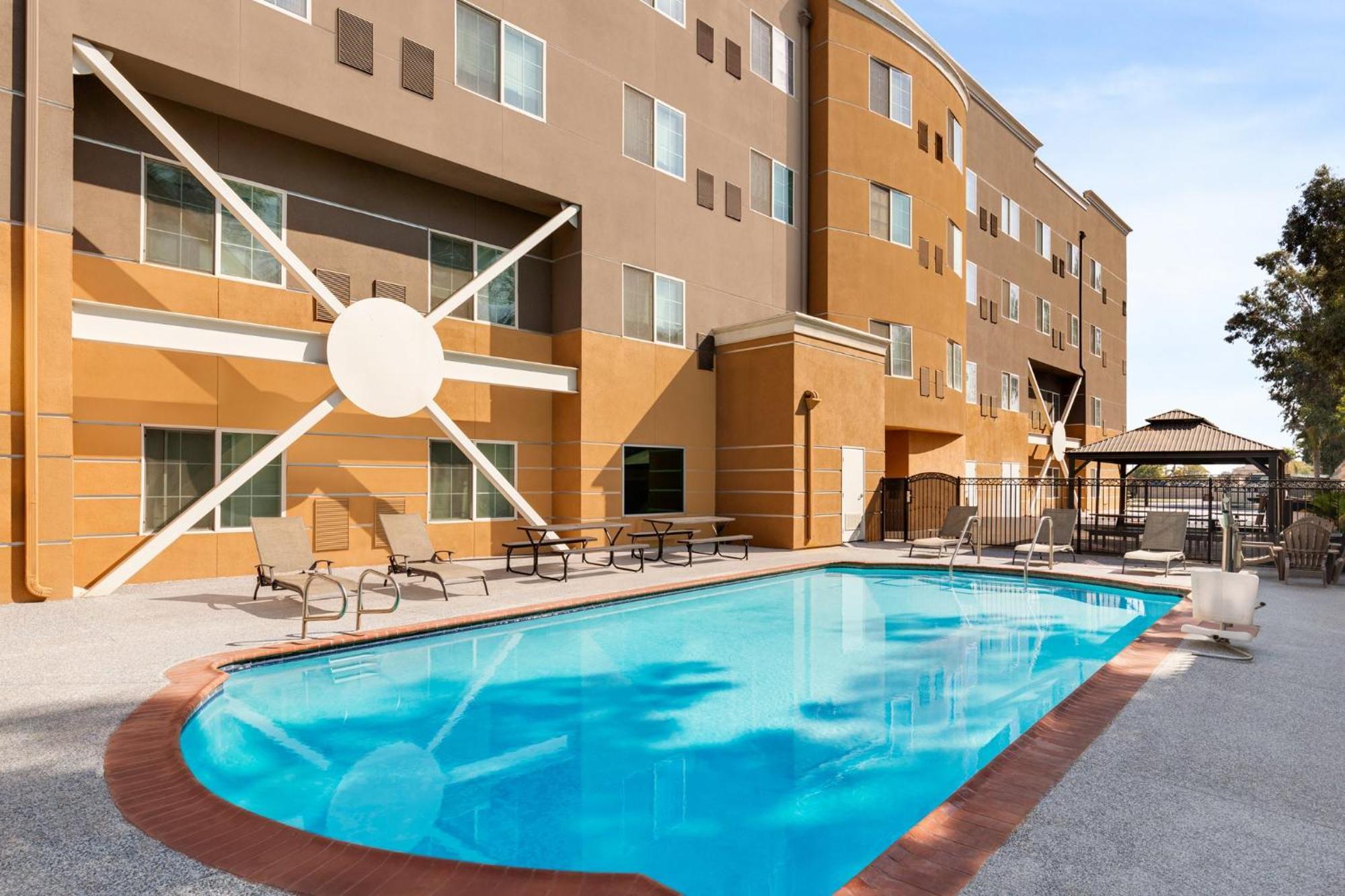 Holiday Inn Express & Suites Bakersfield Central By Ihg Exterior photo