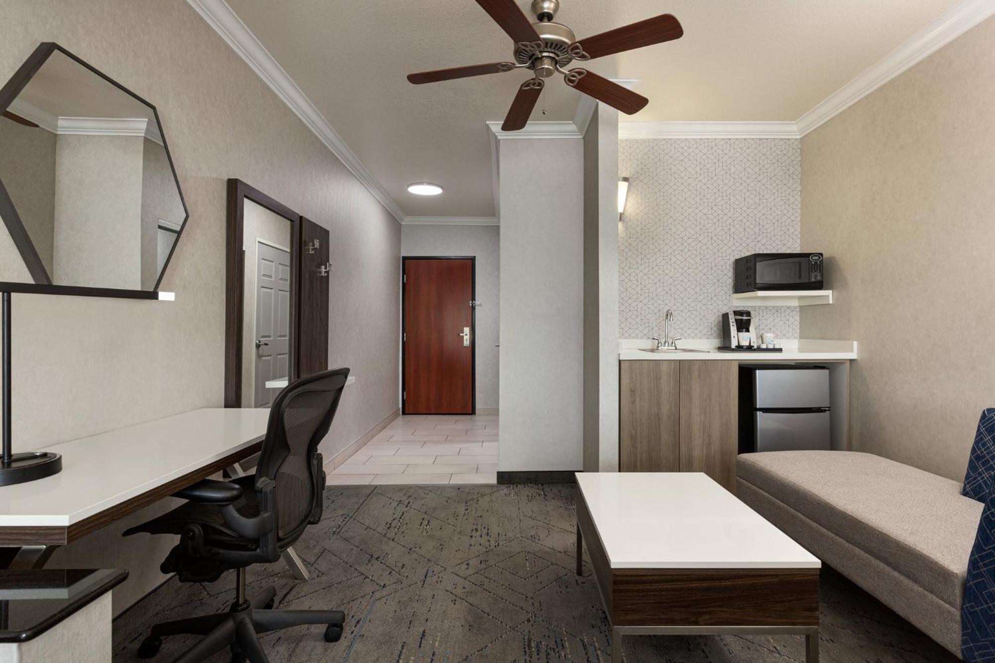 Holiday Inn Express & Suites Bakersfield Central By Ihg Exterior photo