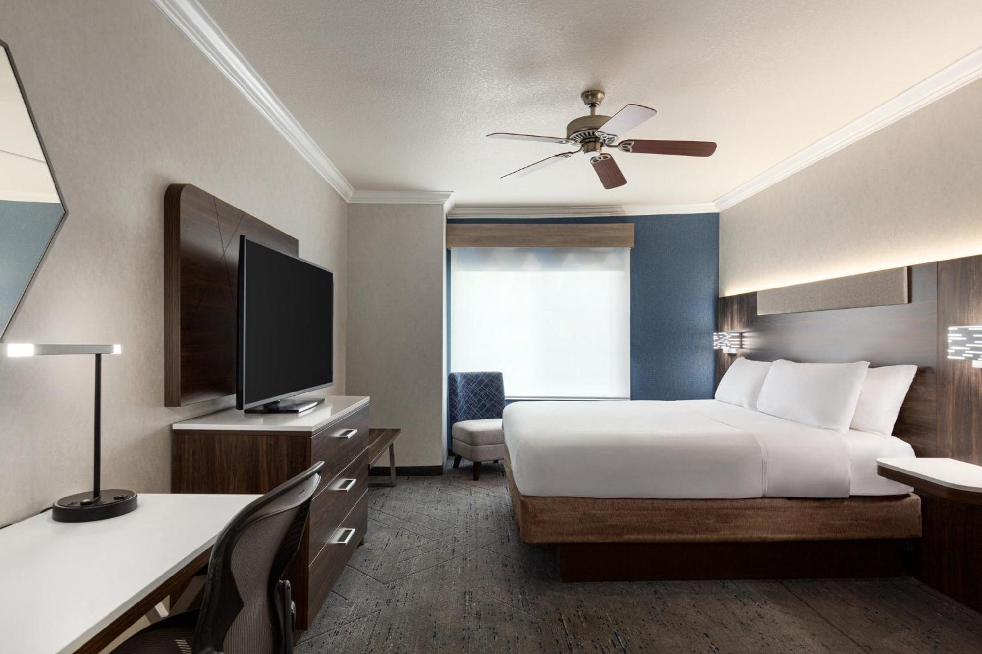 Holiday Inn Express & Suites Bakersfield Central By Ihg Exterior photo