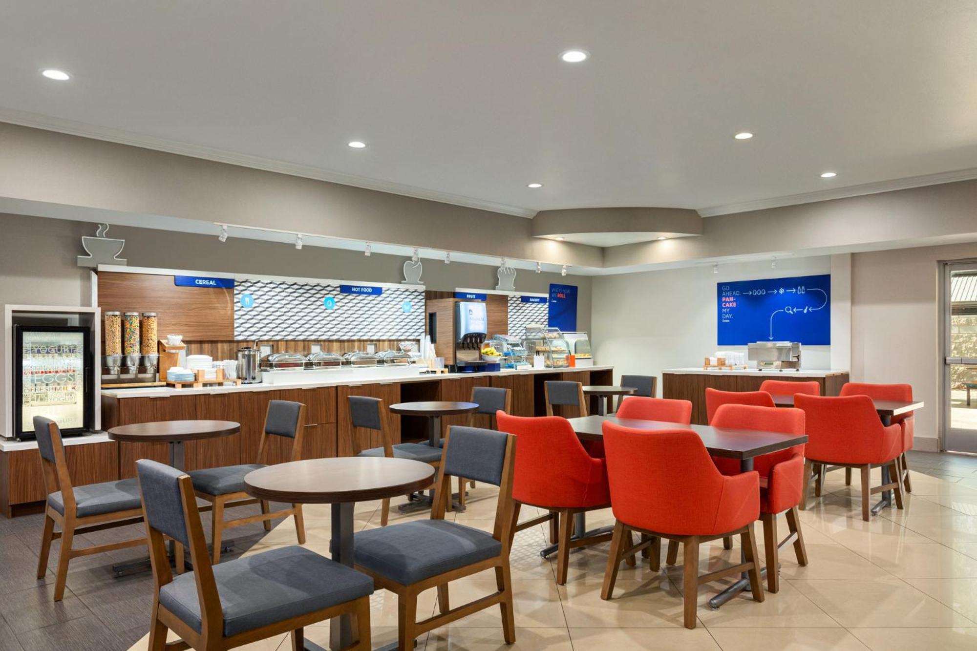 Holiday Inn Express & Suites Bakersfield Central By Ihg Exterior photo