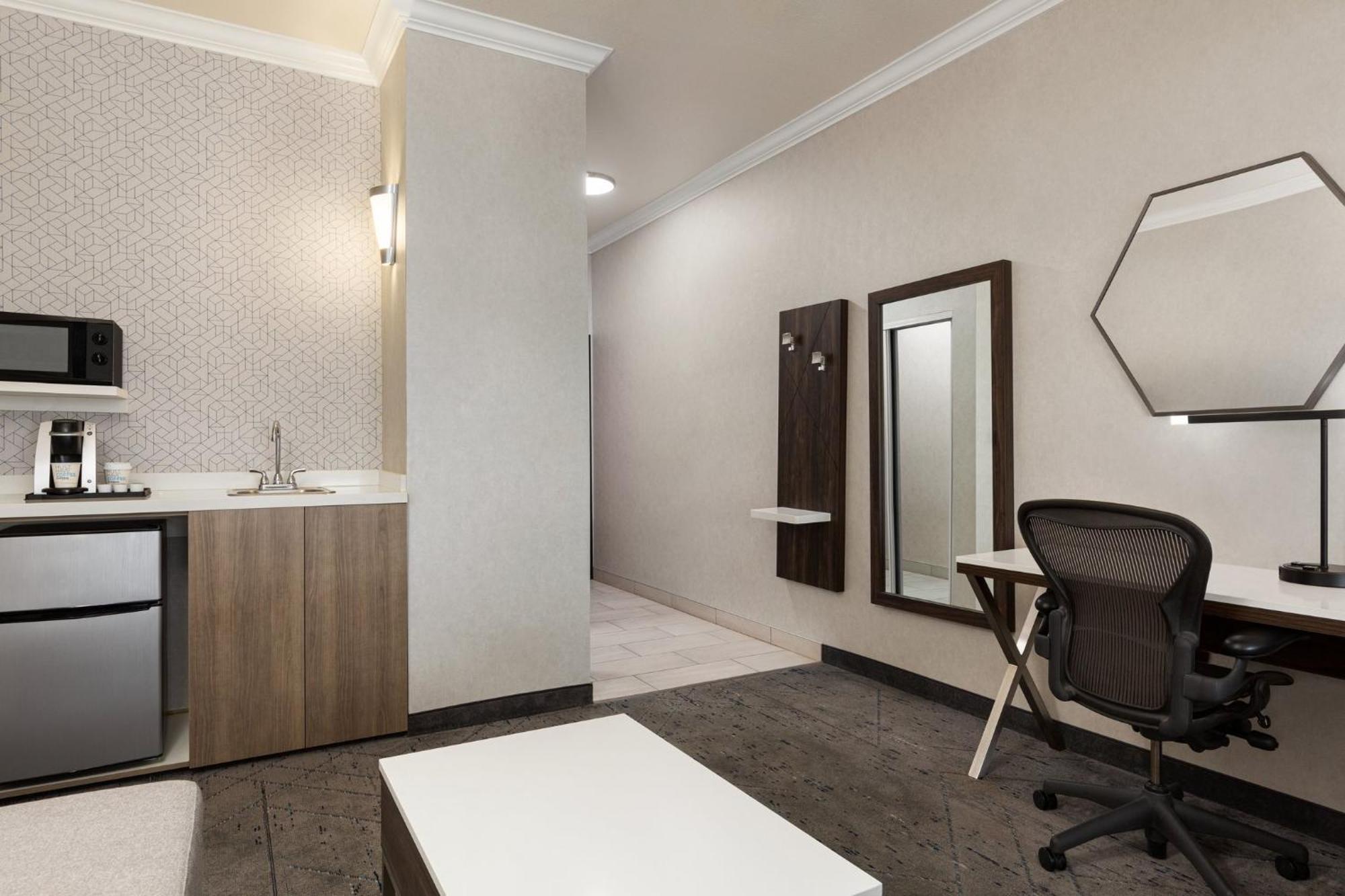 Holiday Inn Express & Suites Bakersfield Central By Ihg Exterior photo