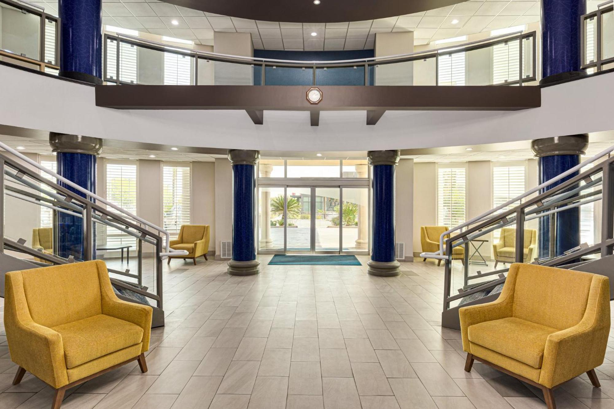 Holiday Inn Express & Suites Bakersfield Central By Ihg Exterior photo