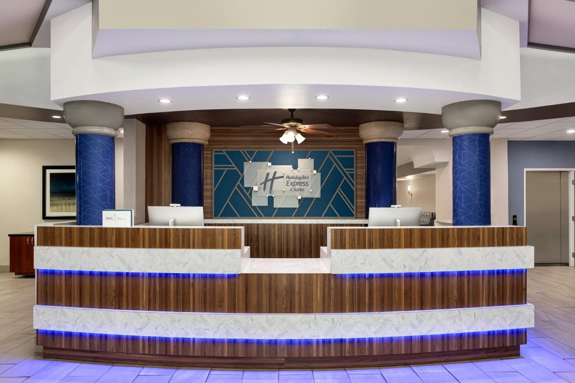 Holiday Inn Express & Suites Bakersfield Central By Ihg Exterior photo