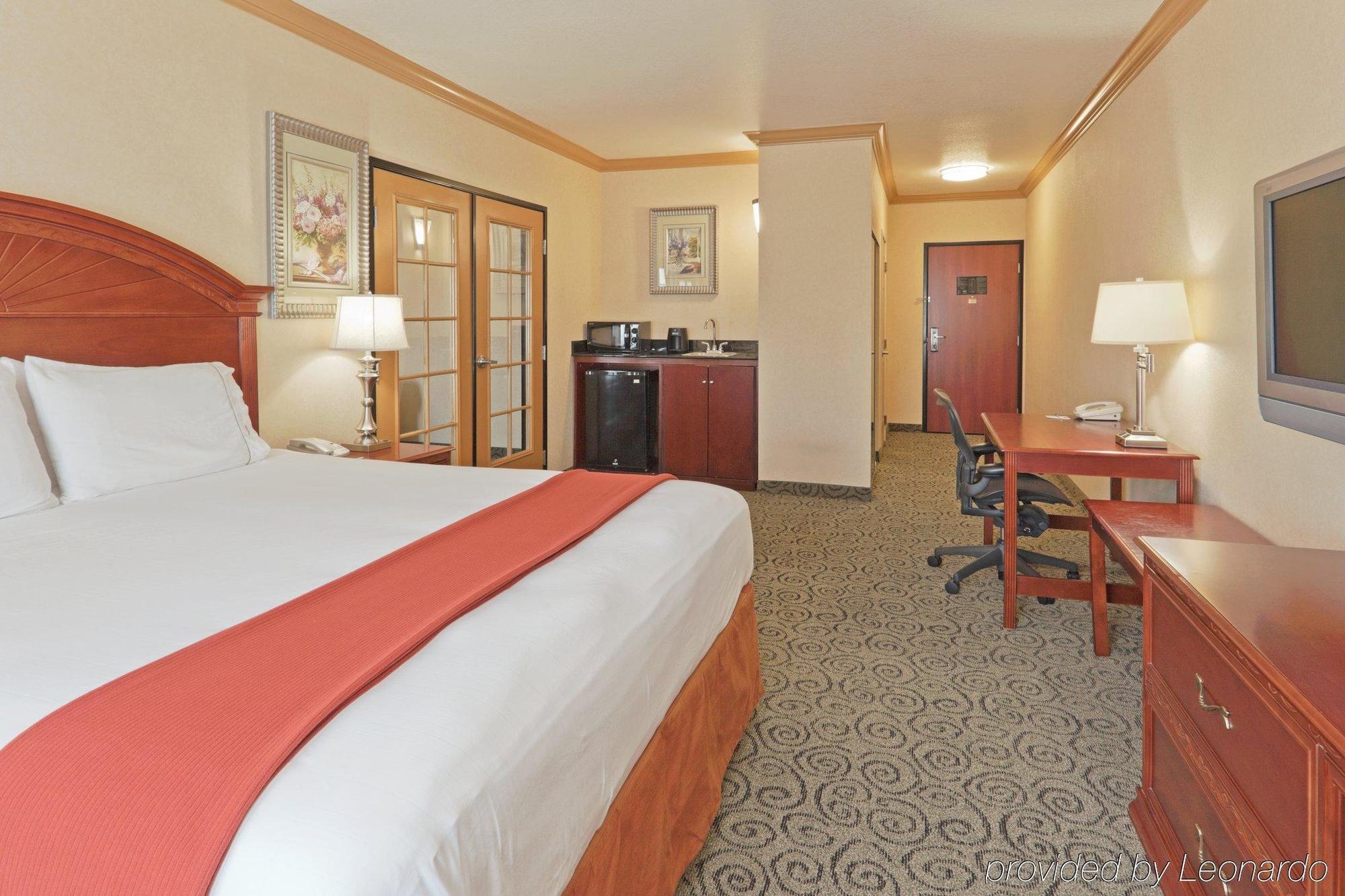 Holiday Inn Express & Suites Bakersfield Central By Ihg Room photo